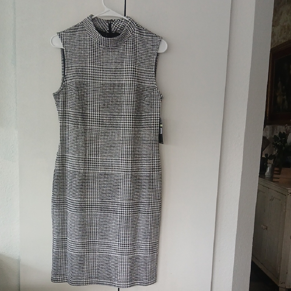 Sharagano Black and White Sleeveless Sheath Midi Dress